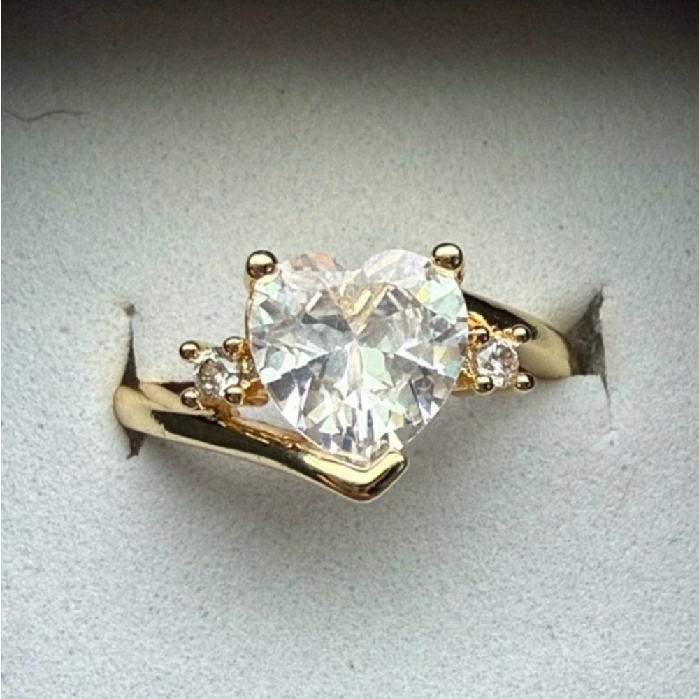 NEW!! Beautiful gold plated heart ring with side stones size 7